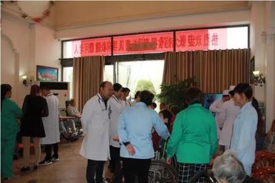 迎院慶，送溫暖 腎病風(fēng)濕科二病區(qū)走進(jìn)衛(wèi)輝“青松康復(fù)護(hù)理院”，為老人送健康！